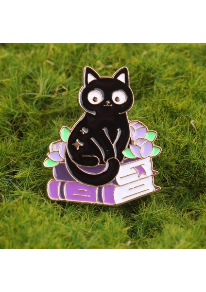 A Kitap Kedisi Felsefesi" Soyut Geometri Rozeti Edi ve Kitabın Minimalist Parçalanması