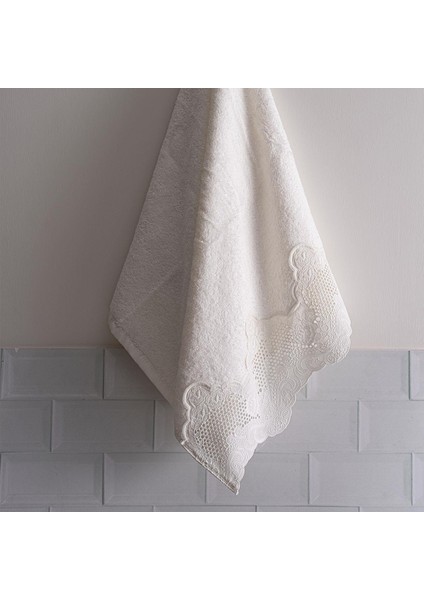 Iris Işlemeli Yüz Havlusu (50 x 90 Cm)