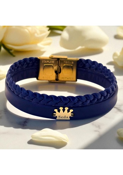 Seda Yazılı Doğal Lacivert Derili Taç Motifli 14 Ayar Altın Plakalı Hediyeye Özel Bileklik-517 İsim fiyatları