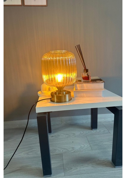 Bal Renkli Y Piramit Masa Lambası, Dekoratif ve Şık Masaüstü Aydınlatması