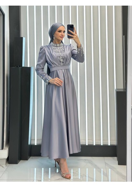 Saten Önü ve Kolları Taş Işlemeli Dört Mevsim Hakim Yaka Tesettür Abiye Elbise