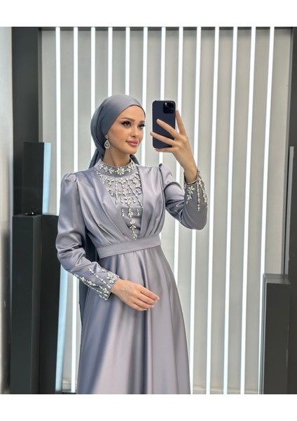 Saten Önü ve Kolları Taş Işlemeli Dört Mevsim Hakim Yaka Tesettür Abiye Elbise fiyatları