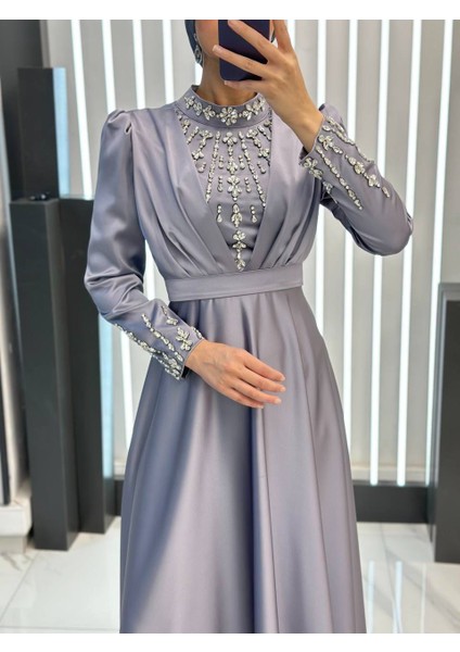 Saten Önü ve Kolları Taş Işlemeli Dört Mevsim Hakim Yaka Tesettür Abiye Elbise modelleri