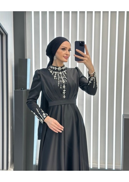 Saten Önü ve Kolları Taş Işlemeli Dört Mevsim Hakim Yaka Tesettür Abiye Elbise fiyatları