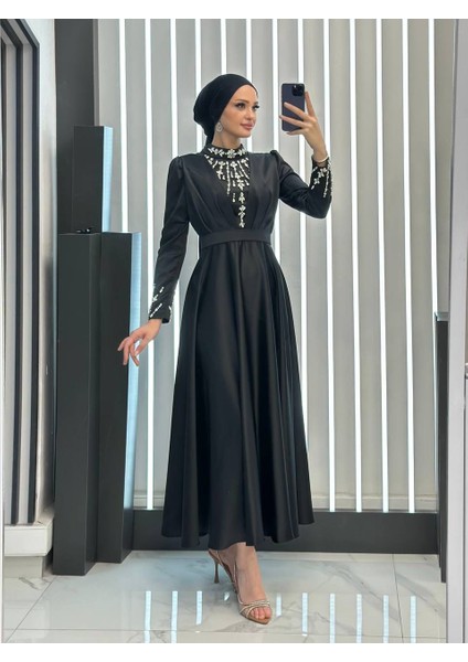 Saten Önü ve Kolları Taş Işlemeli Dört Mevsim Hakim Yaka Tesettür Abiye Elbise