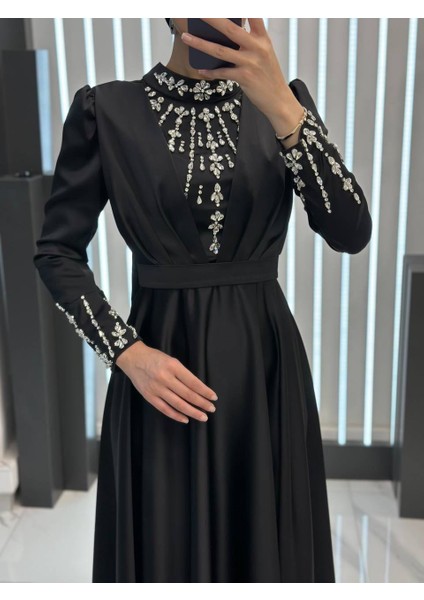 Saten Önü ve Kolları Taş Işlemeli Dört Mevsim Hakim Yaka Tesettür Abiye Elbise modelleri