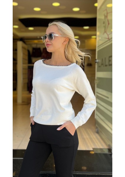 Yaka Kenarı Aksesuarlı Triko fırsatları