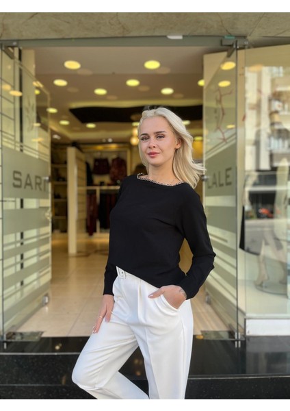 Yaka Kenarı Aksesuarlı Triko