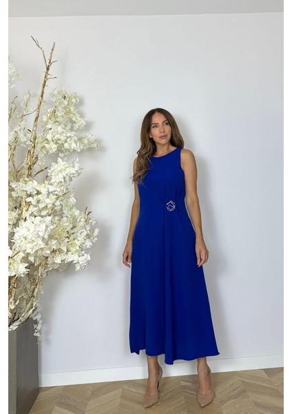 G1443 Broş Detaylı Kolsuz Tasarım Elbise Mavi