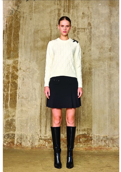 Omuzu Nakış Detaylı Triko