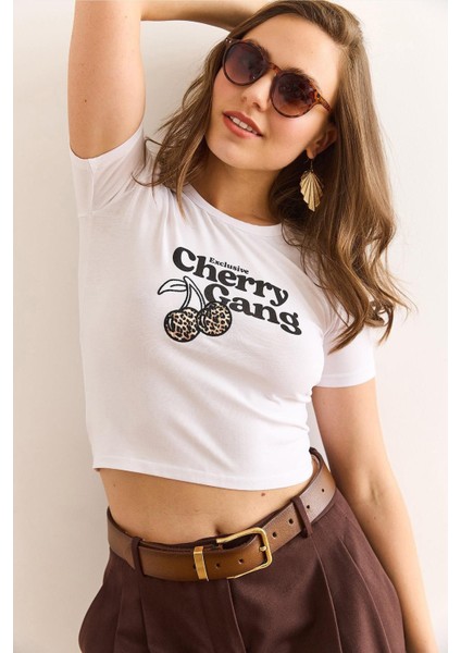 Kadın Beyaz Bisiklet Yaka Cherry Gang Baskılı Full Licralı Ribana Tişört