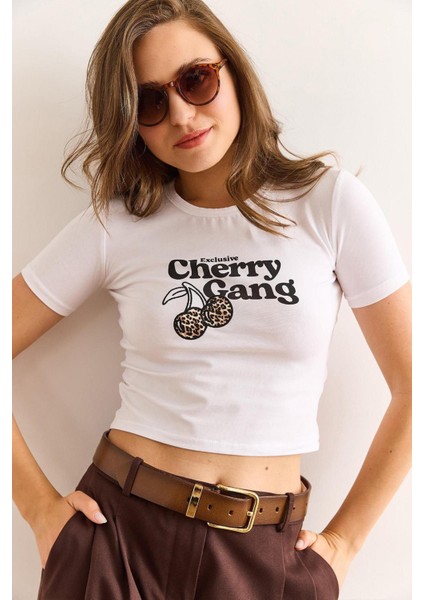 Kadın Beyaz Bisiklet Yaka Cherry Gang Baskılı Full Licralı Ribana Tişört fiyatları