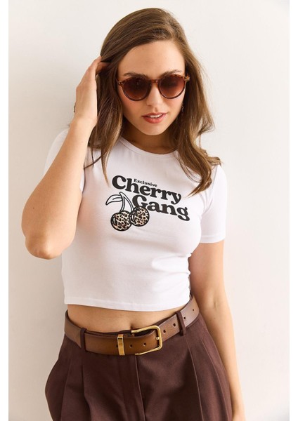 Kadın Beyaz Bisiklet Yaka Cherry Gang Baskılı Full Licralı Ribana Tişört fırsatları
