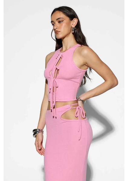 Bambi Top - Pembe Kemer Detaylı, Yüksek Yakalı ve Fit Siluete Sahip modelleri