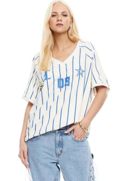 Spectate Top - V Yaka, Monogramlı, Oversized ve Kontrast Detaylar ile Rahat Tasarım