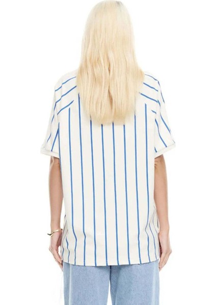 Spectate Top - V Yaka, Monogramlı, Oversized ve Kontrast Detaylar ile Rahat Tasarım fiyatları