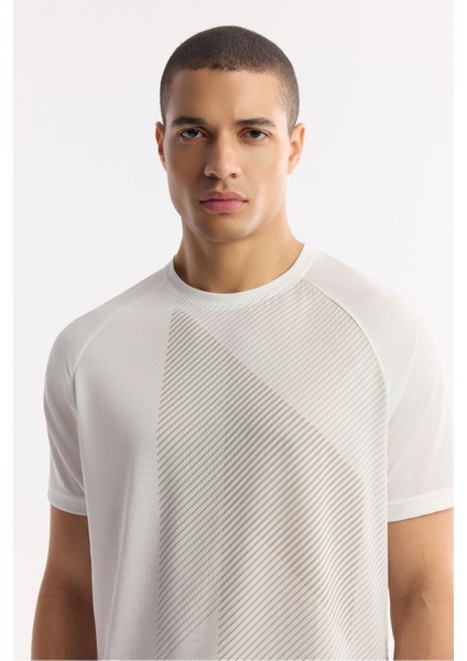 Erkek Beyaz Regular Fit Bisiklet Yaka Geometrik Desenli Teknik Kumaş Detaylı T-shirt A51y1151