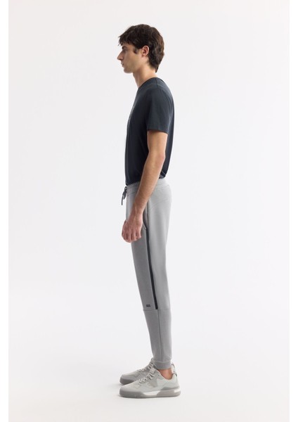 Erkek Gri Beli Lastikli Bağcıklı Yandan Cepli Flexi Baskı Detaylı Parçalı Soft Touch Jogger A51Y3402 modelleri