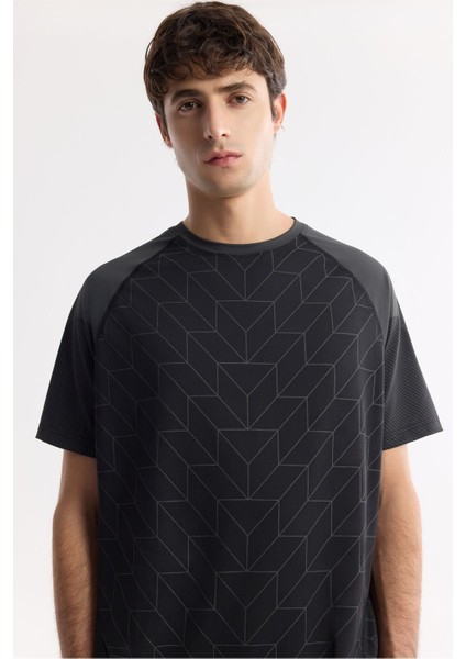 Erkek Siyah Regular Fit Bisiklet Yaka Geometrik Desenli Bloklu Teknik Kumaş Detaylı T-shirt A51Y1160