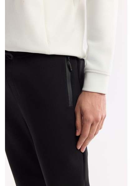 Erkek Siyah Regular Fit Esnek İnterlok Kumaş Lastikli Paça Eşofman Altı B003400