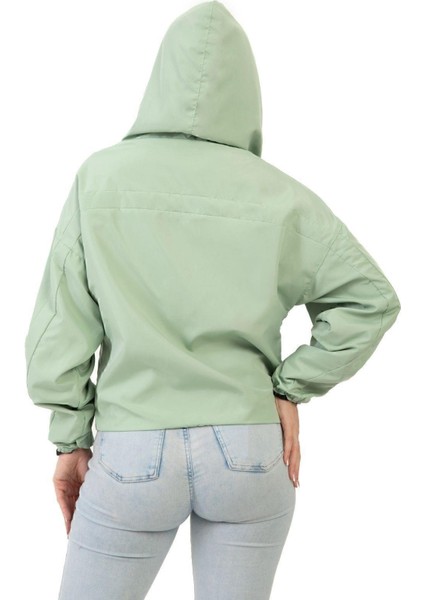 Spor Kadın Su Yeşili Kapüşonlu Su ve Rüzgar Geçirmez Oversize Yağmurluk - Rüzgarlık