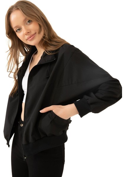 Spor Kadın Dik Yaka Su ve Rüzgar Geçirmez Oversize Crop Mevsimlik Yağmurluk Rüzgarlık