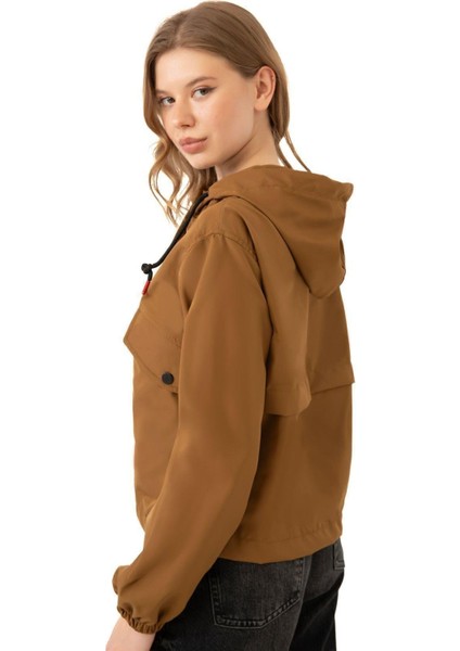 Kadın Taba Su Geçirmez ve Rüzgara Dayanıklı Kapüşonlu Cepli Çıt Çıtlı Mevsimlik Yağmurluk fırsatları