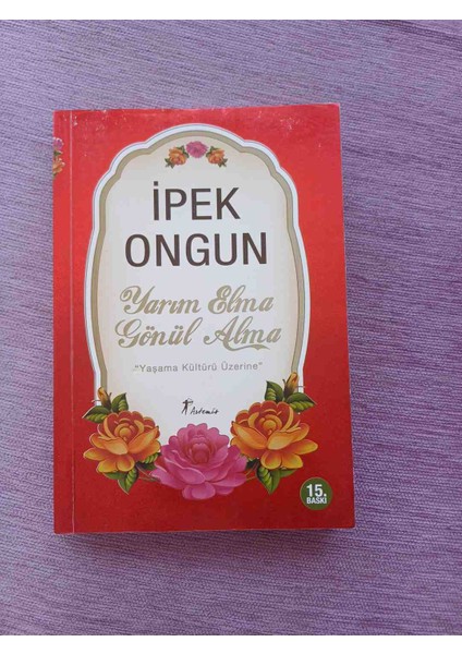 Ipek Ongun'un 'yarım Elma Gönül Alma' Adlı, Yaşam Kültürü Üzerine Yazılmış Türkçe Kitabı. Kapağında Çiçek Desenleri ve Kırmızı Zemin Var. 2 El Cok Temiz Kondisyonda 2020 Basim 264 Sayfadir