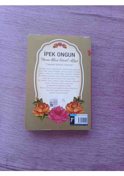 Ipek Ongun'un 'yarım Elma Gönül Alma' Adlı, Yaşam Kültürü Üzerine Yazılmış Türkçe Kitabı. Kapağında Çiçek Desenleri ve Kırmızı Zemin Var. 2 El Cok Temiz Kondisyonda 2020 Basim 264 Sayfadir fiyatları