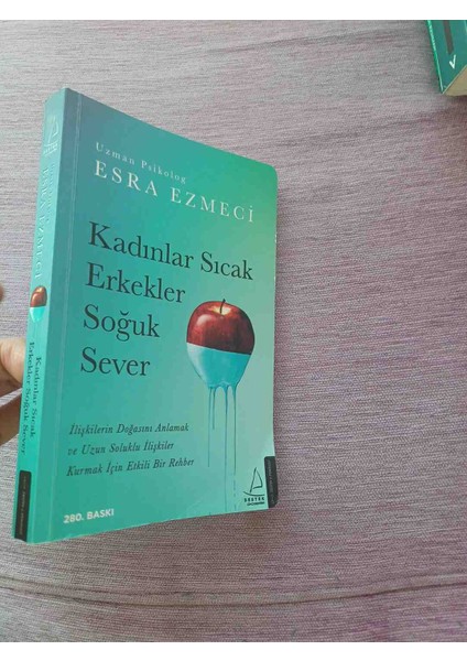 Esra Ezmeci'nin Bu Kişisel Gelişim Kitabı, Ilişkilerin Doğasını ve Uzun Süreli Bağlar Kurmayı Anlatan Etkili Bir Rehberdir. 2 El Temiz Durumdadir 2021 Basim 292 Sayfadir