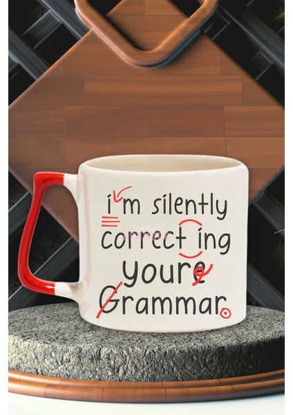 Silently Correcting Your Grammar Baskılı Ingilizce Öğretmeni Hediye Kırmızı Kulplu Kupa Bardak