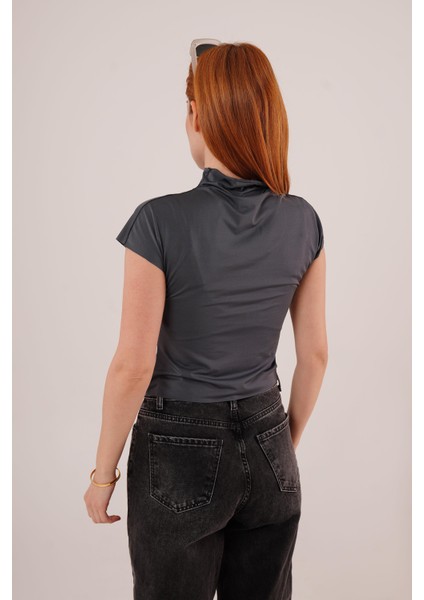Kısa Kol Rahat Yaka Mat Kumaş Antrasit Renk Crop modelleri