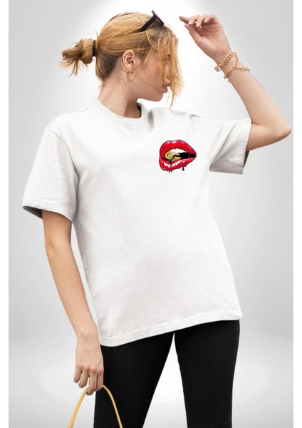 Kırmızı Dudaklar ve Diş Tasarımlı Beyaz Oversize Kadın Erkek Ön Minimal Baskılı Tişört modelleri