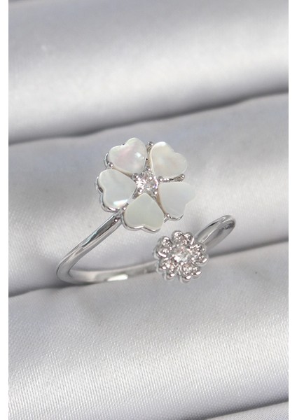 Bfs Pirinç Gümüş Renk Beyaz Mineli Çiçek Model Zirkon Taş Detay Kadın Yüzük