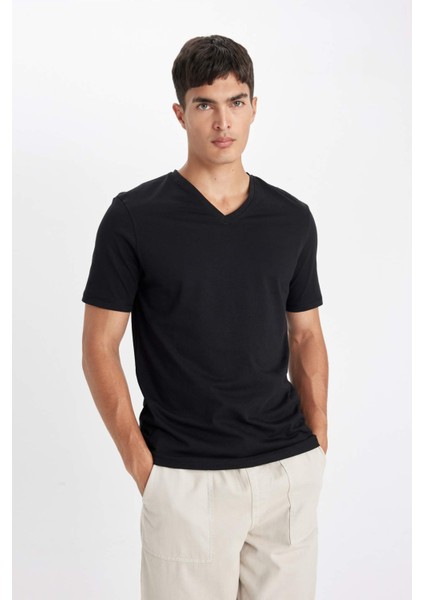 %100 Pamuk Slim Fit Dar Kesim V Yaka Basic Düz Kısa Kollu Siyah Tişört M7668AZ24SP