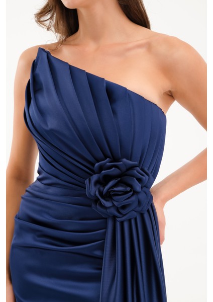 Kadın Lacivert Drapeli Çiçek Detay Uzun Saten Abiye Elbise fırsatları