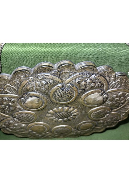 Gümüş Duvar Aynası 25 cm x 18,5 cm x 1 cm Ölçülerinde