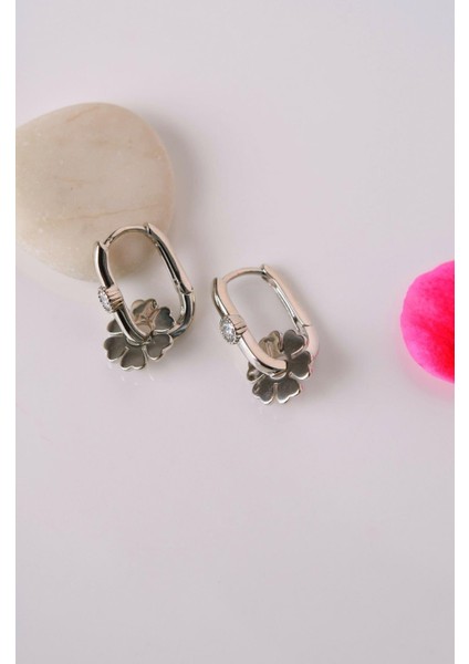 Gümüş Renkli Taşlı Göçmen Küpesi Çiçekli Oval Halka Küpe fırsatları