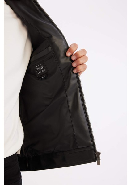Erkek Siyah Slim Fit Dar Kesim Dik Yaka Fermuarlı Astarlı Mevsimlik Hafif İnce Suni Deri Mont Ceket C5632AX24AU