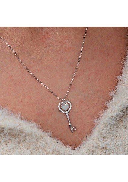 Gümüş Kalpli Anahtar Kadın Kolye