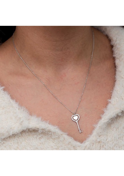 Gümüş Kalpli Anahtar Kadın Kolye