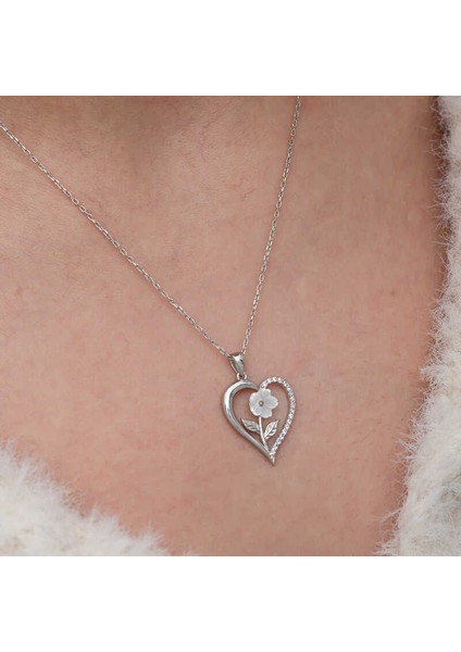 Gümüş Kalpli Beyaz Gül Kadın Kolye