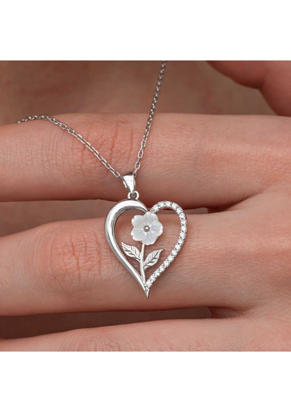 Gümüş Kalpli Beyaz Gül Kadın Kolye