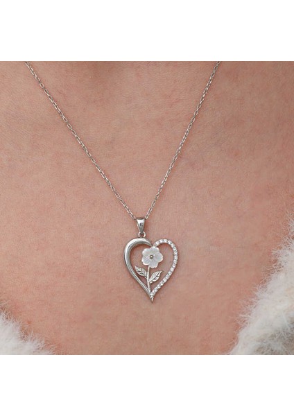 Gümüş Kalpli Beyaz Gül Kadın Kolye