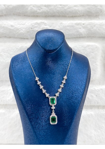 Özel Tasarım Zümrüt Taşlı V Model Kadın Gümüş Kolye