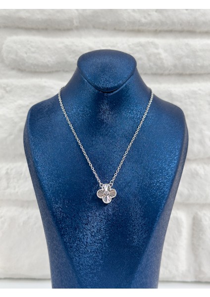 Tekli Spor Yonca Kadın Gümüş Kolye