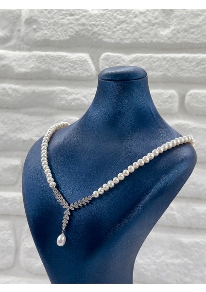 Beyaz Incili Pırlanta Montür V Model Kadın Gümüş Kolye - Incili Kolye