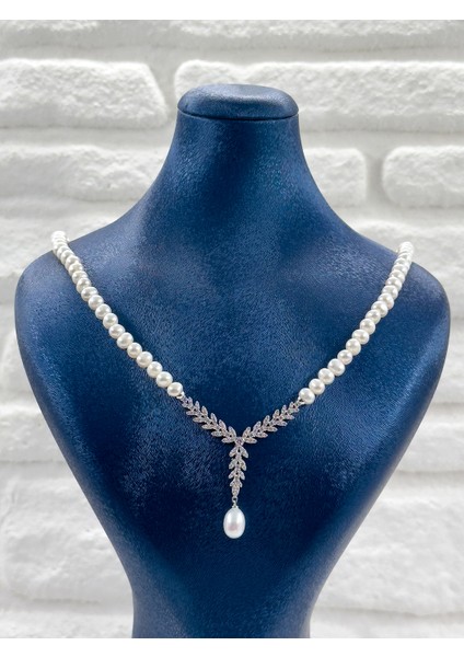 Beyaz Incili Pırlanta Montür V Model Kadın Gümüş Kolye - Incili Kolye modelleri