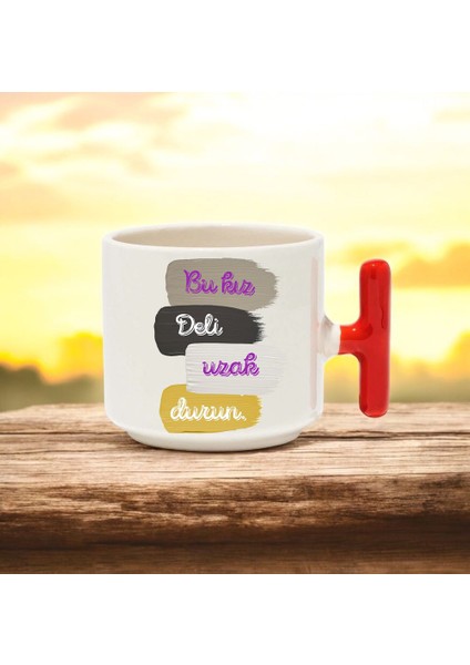 Bu Kız Deli Uzak Durun Tasarımlı Kırmızı T Kulplu Seramik Baskılı Kupa Bardak 250 ml