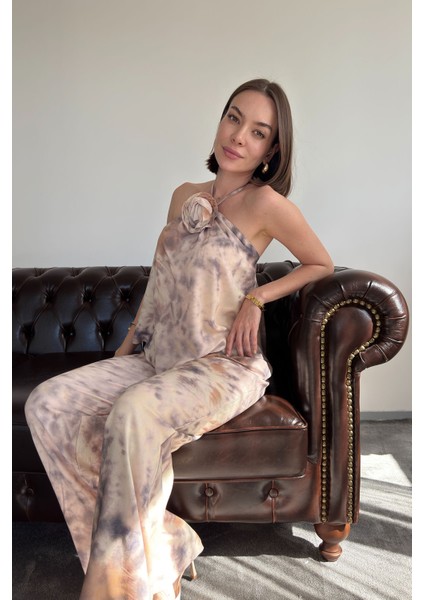 Gül Broşlu Batik Desen Takım- Bej